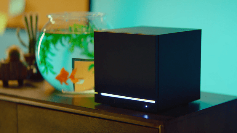 Steam Machine 游戏主机与手柄展示