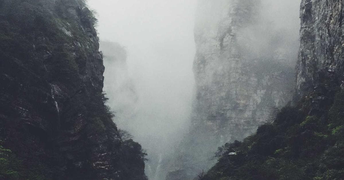锁眼形状图标，内藏监控摄像头，象征隐私与监控的冲突