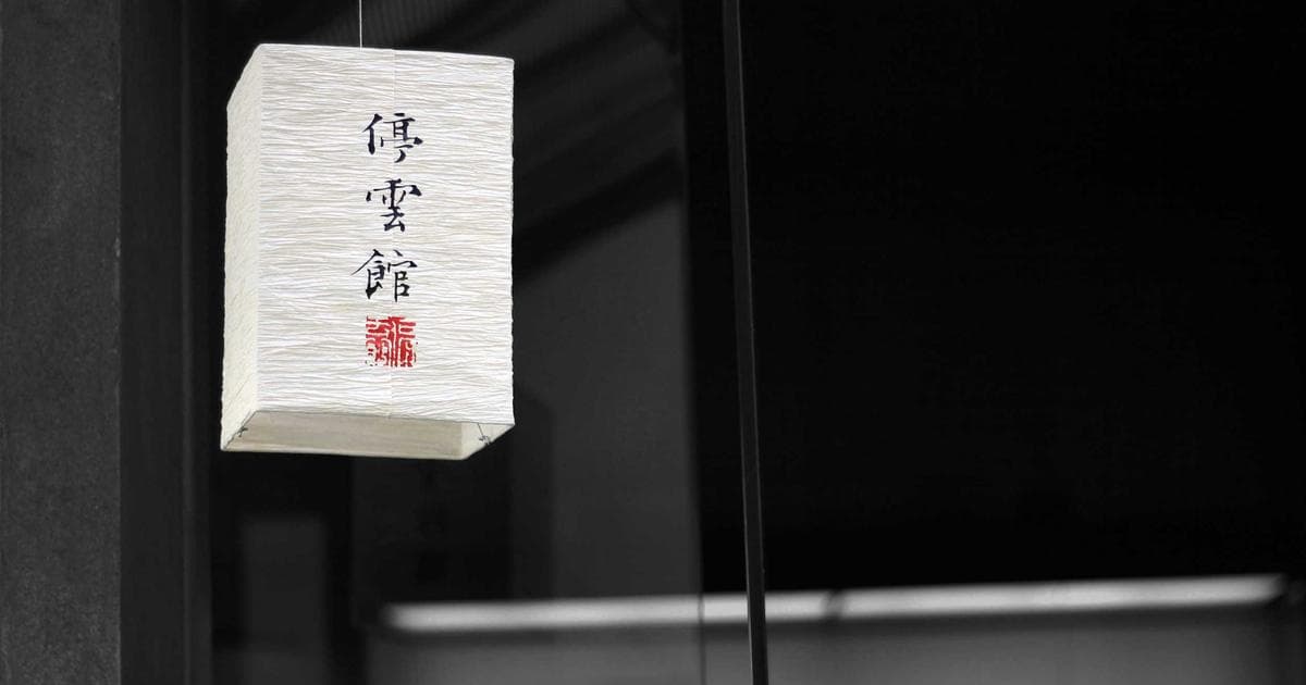 一位AI虚拟CEO在董事会会议中的概念图，机器人在会议室中主持会议