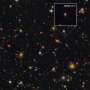哈勃望远镜拍摄的星系MXDFz4.4可见光图像，显示密集的年轻星团和周围电离气体区