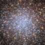 哈勃太空望远镜拍摄的球状星团NGC 6723，又称吊灯星团，位于人马座，距离地球约27000光年。