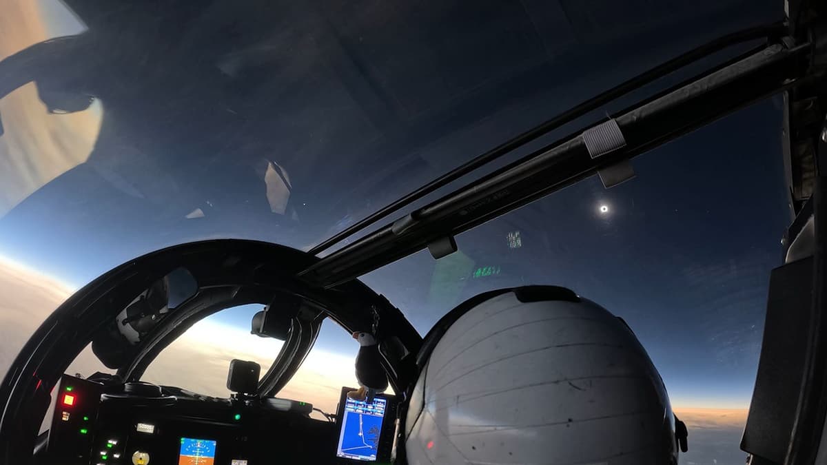 宇宙探索 · NASA WB-57F飞机追逐新月阴影