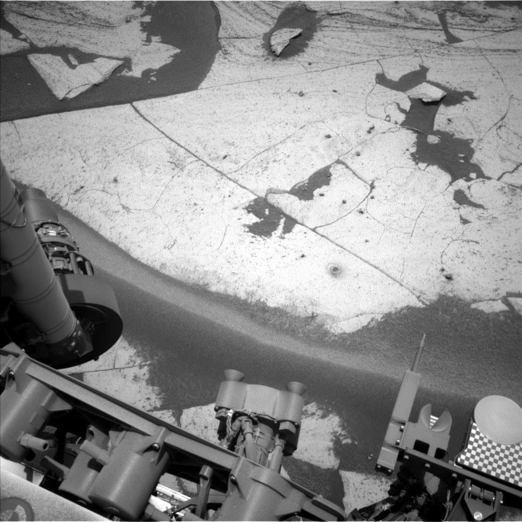 好奇号火星车拍摄的巴斯克湖钻孔及周围岩屑图像