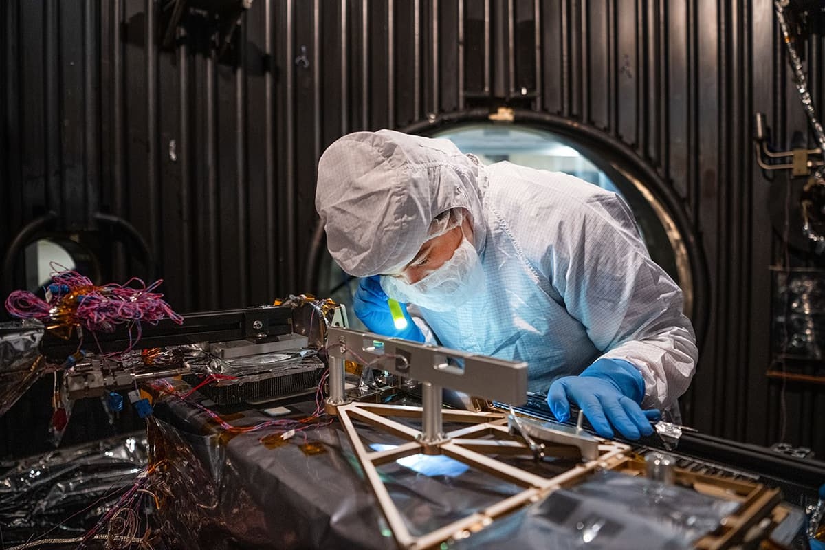 宇宙探索 · NASA完成宇航员部署月球表面科学仪器——月球环境监测站