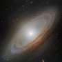 哈勃太空望远镜拍摄的旋涡星系NGC 4698图像,显示其垂直的核球和错乱的结构