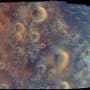 NASA Psyche任务在火星飞越期间拍摄的增强彩色马赛克图像,展示了火星表面陨石坑和极冠等特征
