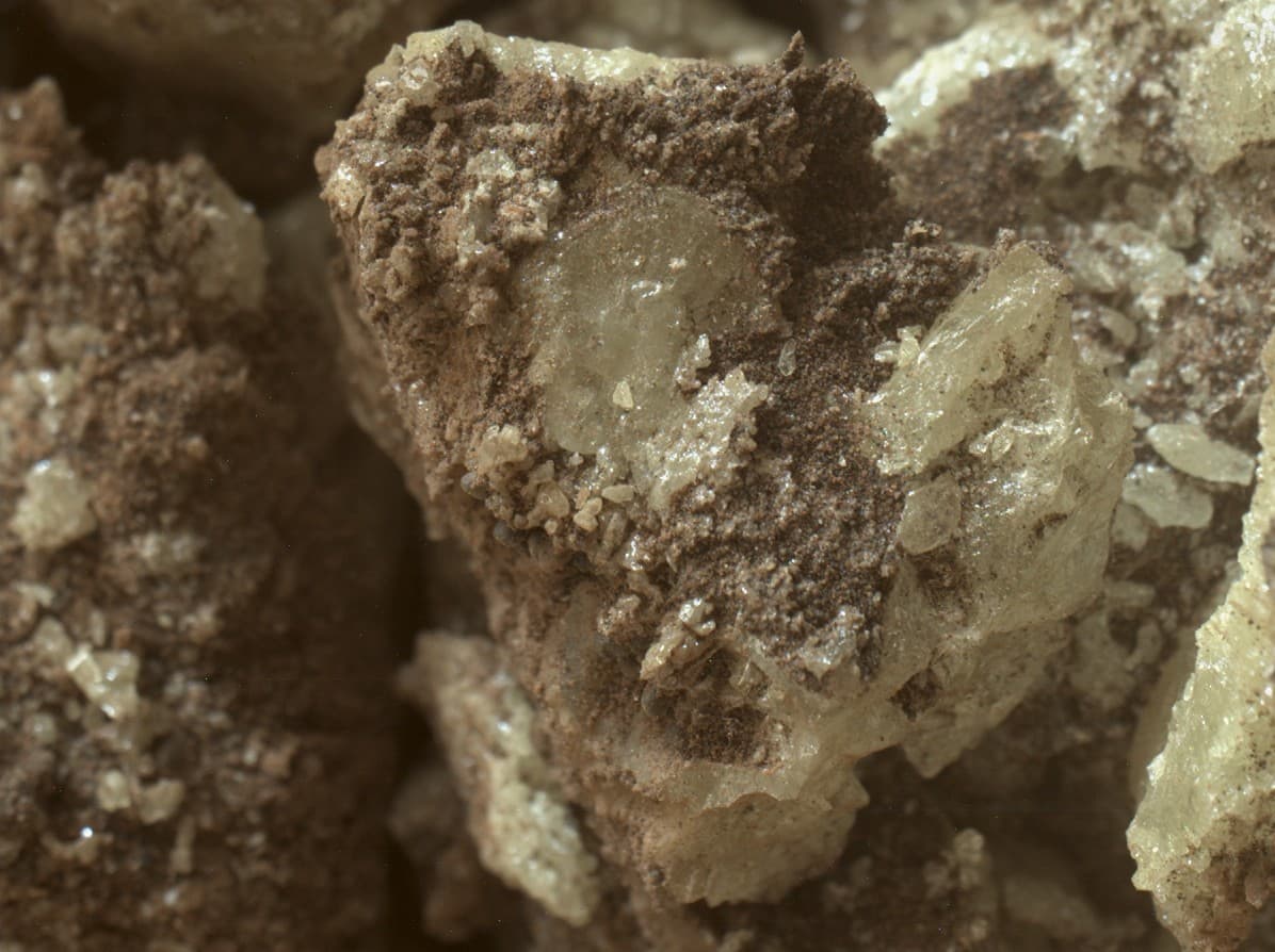 好奇号火星车拍摄的硫磺晶体特写,显示岩石碎片中的黄色晶体